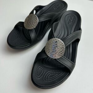 Crocs Sanrah Wedge Sandals Shoes Size 8 Black Hammered Circle